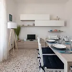 Guesthost - La Casa Al Mare One Step From The Διαμέρισμα *